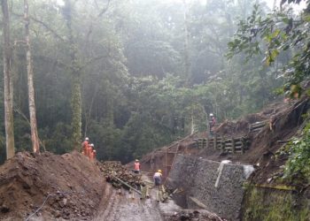 Perbaikan Jalan Sumber Brantas Jalur Pacet-Cangar yang  longsor pada 3 April 2025 lalu masih terus dikerjakan.