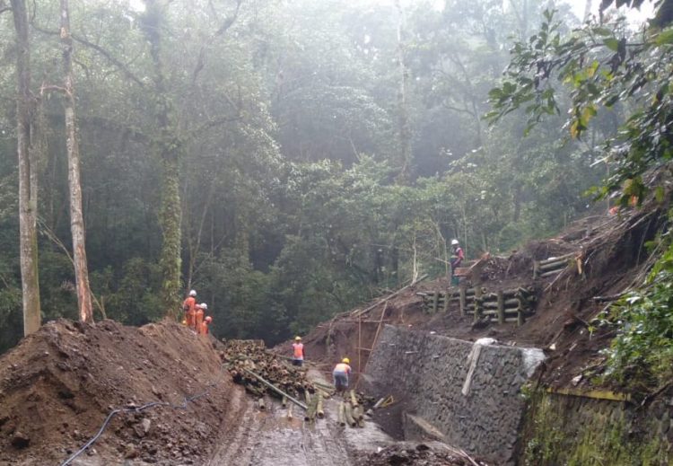 Perbaikan Jalan Sumber Brantas Jalur Pacet-Cangar yang  longsor pada 3 April 2025 lalu masih terus dikerjakan.