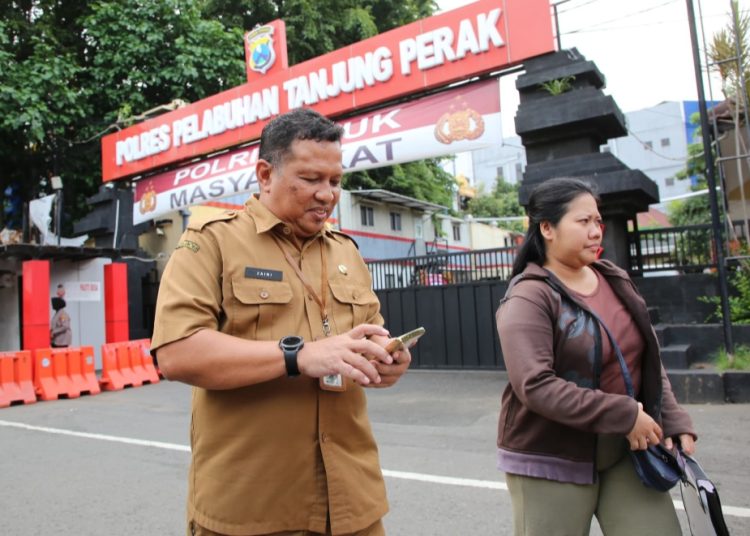 Kepala Disperinaker Surabaya Achmad Zaini saat mendampingi karyawan yang diduga ijazahnya ditahan oleh pihak perusahaan ke polisi.