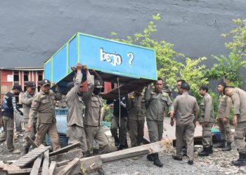 Penertiban bekupon di kawasan Petemon oleh personel Satpol PP Surabaya