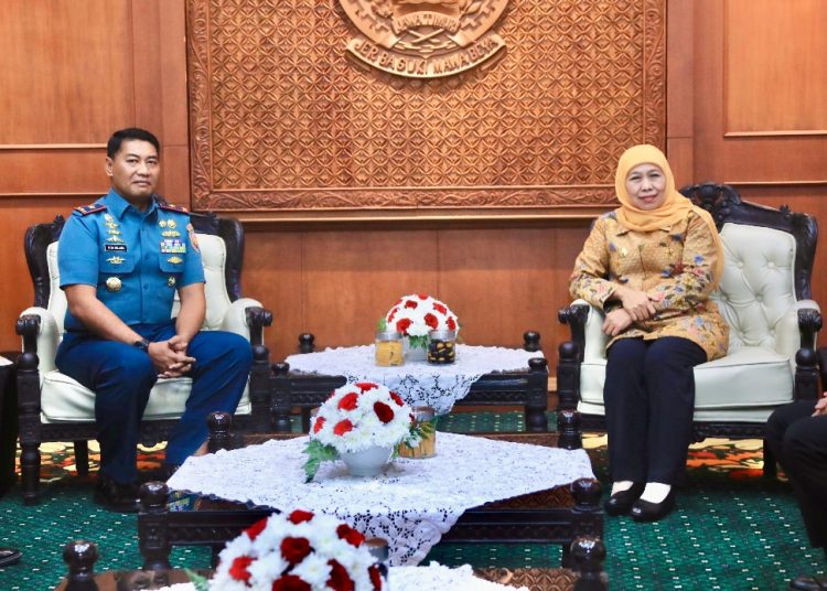 Gubernur Jatim Khofifah Indar Parawansa dan Komandan Lantamal V Laksmana Pertama TNI Arya Delano.
