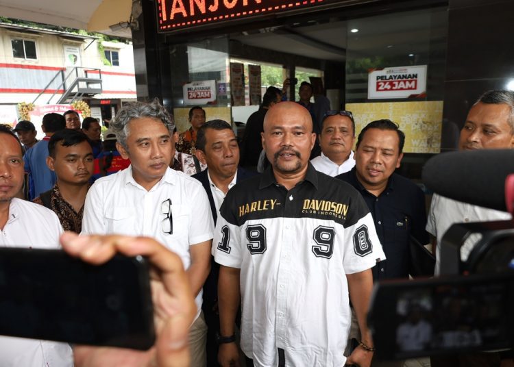 Beberapa advokat ikut mendampingi karyawan yang melapor ke Polresta Tanjung Perak.