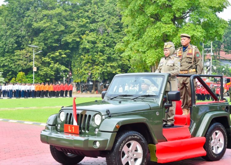 Gubernur Khofifah Indar Parawansa dalam apel Kesiapsiagaan Nasional Pemadam Kebakaran dan Penyelamatan, Satpol PP dan Satlinmas tingkat Provinsi Jawa Timur di Alun-Alun Sidoarjo.