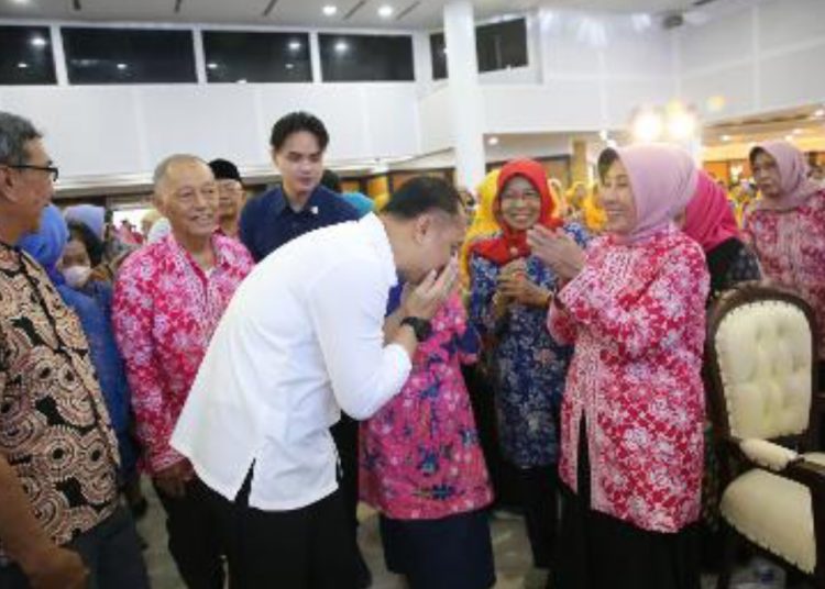 Wali Kota Surabaya Eri Cahyadi saat halal bihalal dengan Purna Praja Sejahtera Pemerintah Kota Pemkot Surabaya, Persatuan Wredatama Republik Indonesia  dan Legiun Veteran Republik Indonesia.
