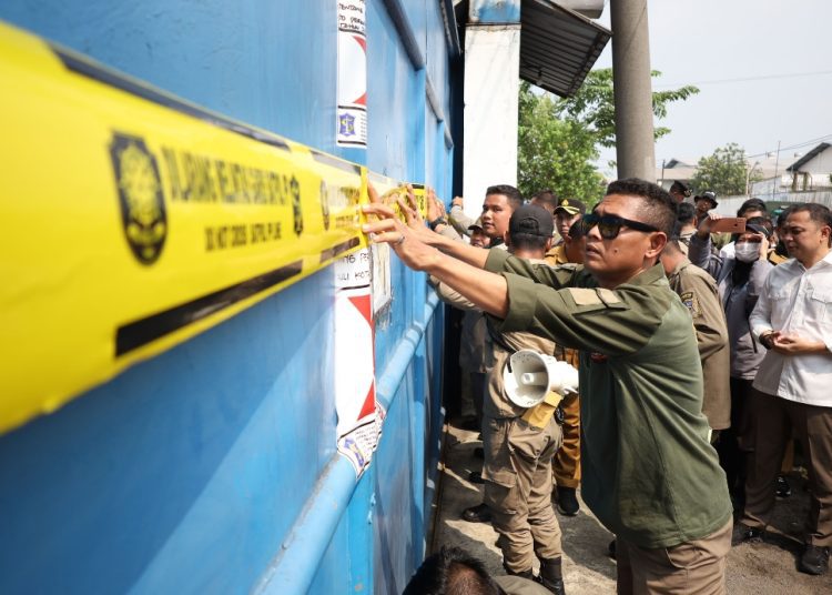 Penyegelan gudang milik CV Sentoso Seal di komplek pergudangan Margomulyo, Surabaya.