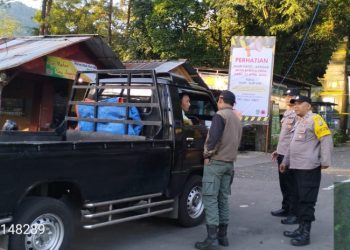 Ujicoba pembukaan terbatas Jalur Pacet–Cangar yang longsor beberapa waktu lalu.