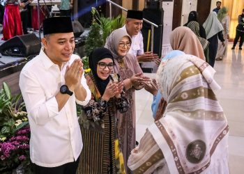 Wali Kota Surabaya Eri Cahyadi dan Rini Indriyani saat halal bihalal di gedung Wanita Candra Kencana.