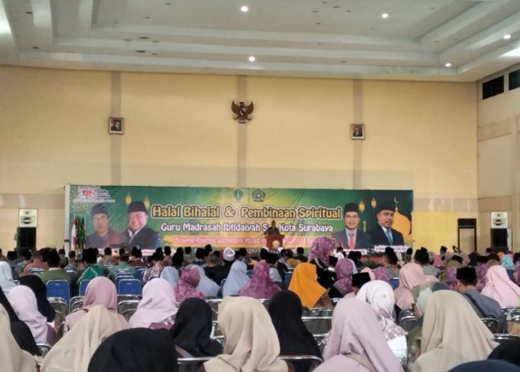 Halal bihalal para guru madrasah yang diselenggarakan di Graha PPAL Kenjeran, Surabaya.