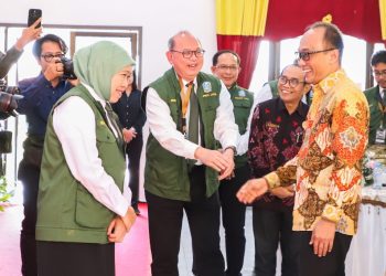 Gubernur Jawa Timur Khofifah Indar Parawansa bersama Kepala Badan Kepegawaian Negara (BKN) Republik Indonesia Prof. Zudan Arif Fakrulloh.