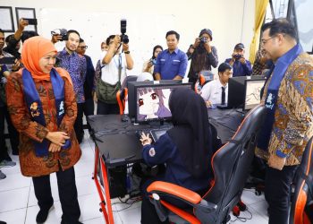Gubernur Khofifah Indar Parawansa bersama Menteri Ekonomi Kreatif RI Teuku Riefky Harsya saat meninjau CDA KEK Singhasari Malang.
