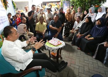 Wali Kota Surabaya Eri Cahyadi bersama istri Rini Indriyani saat takziah ke kediaman korban kecelakaan kereta api dengan truk bermuatan kayu, Abdilah Ramdan.