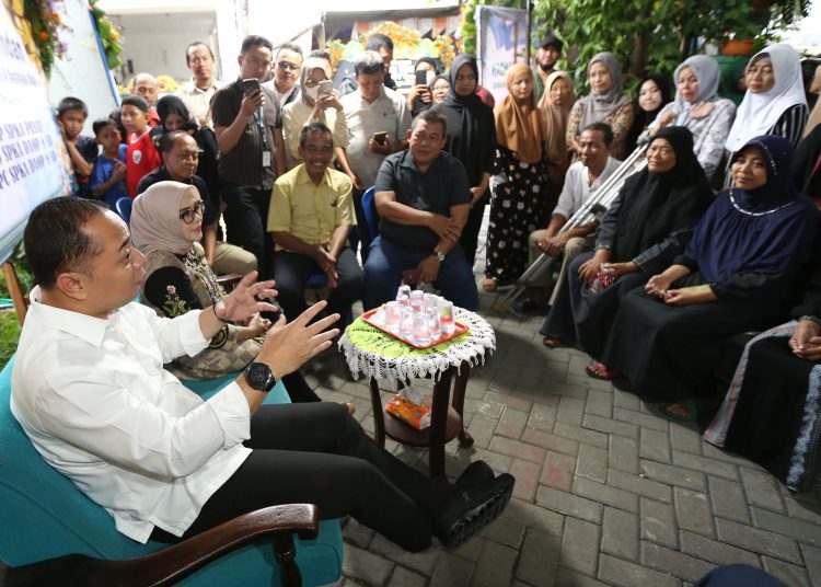 Wali Kota Surabaya Eri Cahyadi bersama istri Rini Indriyani saat takziah ke kediaman korban kecelakaan kereta api dengan truk bermuatan kayu, Abdilah Ramdan.