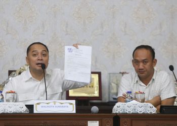 Wali Kota Surabaya Eri Cahyadi di ruang sidang wali kota.