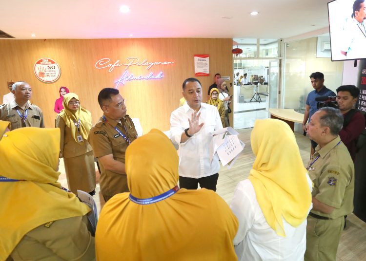Wali Kota Surabaya Eri Cahyadi saat memberikan pengarahan kepada pegawai di kantor Dispendukcapil, Mal Pelayanan Publik Siola.