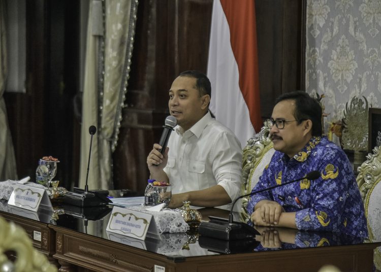 Wali Kota Surabaya Eri Cahyadi dan Sekretaris Daerah Surabaya Ikhsan pada webinar ASN Belajar di ruang sidang wali kota.