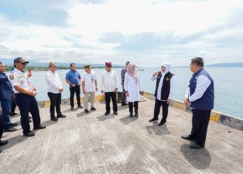 Gubernur Jatim Khofifah Indar Parawansa saat mengecek kesiapan operasional pelayaran kapal cepat jurusan Banyuwangi-Denpasar di Pelabuhan Boom, Banyuwangi.