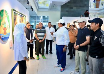 Gubernur Jatim Khofifah Indar Parawansa saat meninjau gedung laboratorium antidoping sebagai calon gedung kampus sekolah rakyat.