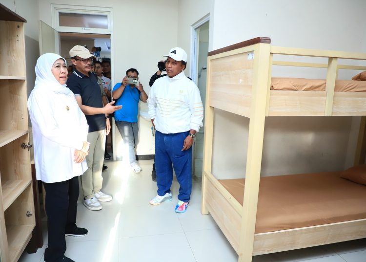 Gubernur Jatim Khofifah Indar Parawansa meninjau gedung asrama Unesa Kampus Lidah Wetan sebagai asrama siswa Sekolah Rakyat.