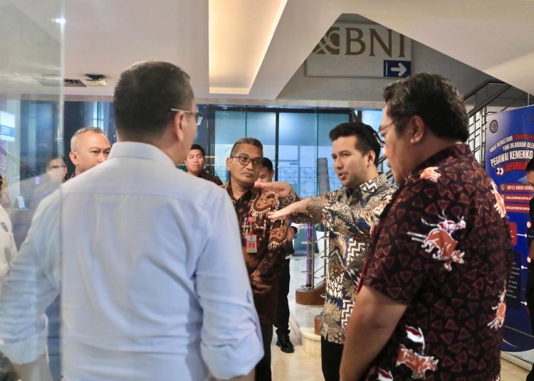 Wakil Gubernur Jatim Emil Dardak Elestianto di sela rapat bersama Deputi Kementerian Koordinator Bidang Infrastruktur dan Pembangunan Kewilayahan RI di kantor Kementerian Koordinator Bidang Infrastruktur dan Pembangunan Kewilayahan RI.