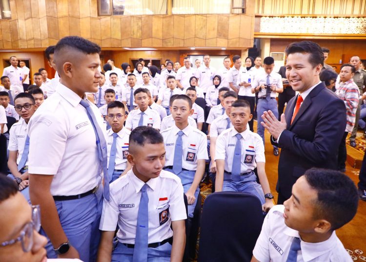 Wakil Gubernur Jatim Emil Dardak Elestianto dalam pembekalan siswa kelas X SMA Taruna Nusantara Kampus Malang di lantai 8, kantor Sekretariat Daerah Provinsi Jatim.
