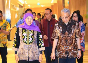 Menteri Kesehatan Budi Gunadi Sadikin bersama Gubernur Jawa Timur Khofifah Indar Parawansa.