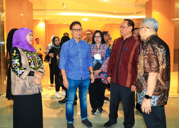 Gubernur Jawa Timur Khofifah Indar Parawansa di sela audiensi dengan Menteri Kesehatan RI Budi Gunadi Sadikin di Gedung Adhyatma, kantor Kementerian Kesehatan RI di Jakarta.