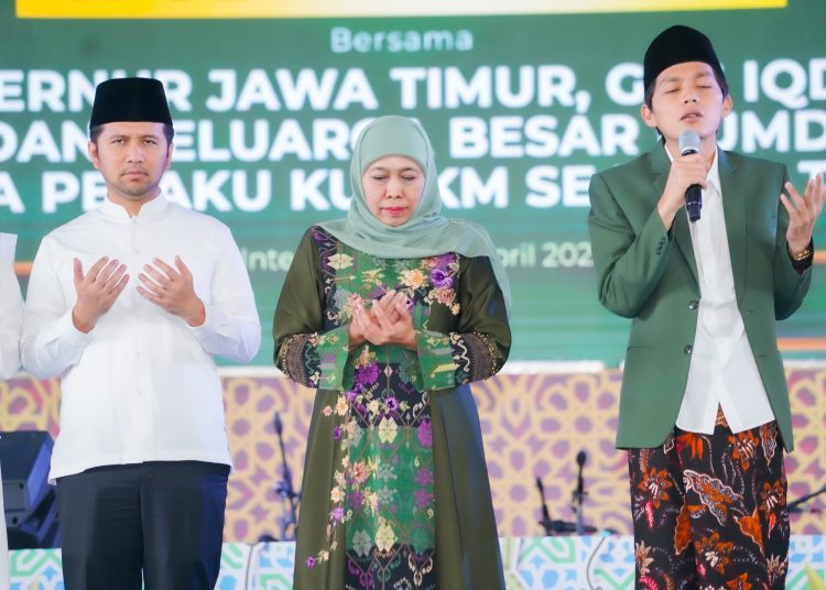 Gubernur Jatim Khofifah Indar Parawansa,  Wagub Emil Elestianto Dardak dan Gus Iqdam dalam halal bihalal di Jatim International Expo Convention Exhibition, Surabaya.