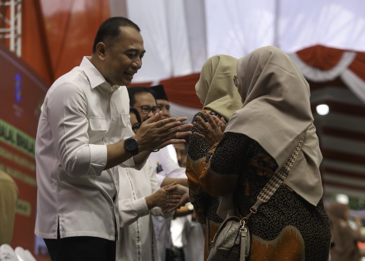 Wali Kota Surabaya Eri Cahyadi pada halal bihalal bersama para guru dan tenaga kependidikan di halaman Taman Surya.