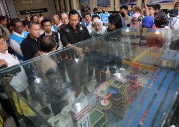 Menteri Koordinator Bidang Infrastruktur dan Pembangunan Kewilayahan Agus Harimurti Yudhoyono saat meninjau operasional PSEL Benowo.