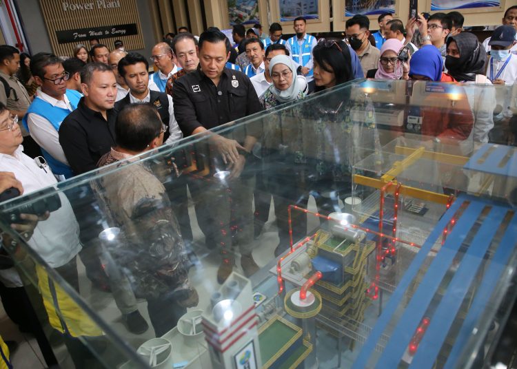 Menteri Koordinator Bidang Infrastruktur dan Pembangunan Kewilayahan Agus Harimurti Yudhoyono saat meninjau operasional PSEL Benowo.