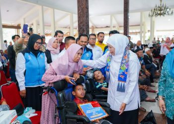 Penyaluran Bansos untuk masyarakat Bondowoso di Pendopo Kabupaten Bondowoso.