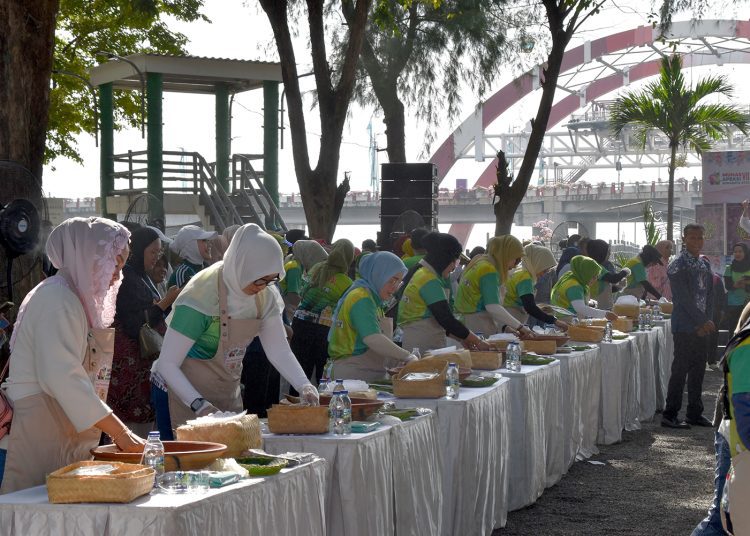Para istri dan pendamping kepala daerah nguleg bumbu rujak cingur di Taman Hiburan Pantai Kenjeran.