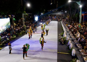 Para peserta Karnaval Budaya tampil dengan busana adat yang mengusung tema Light Culture Parade.