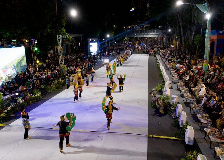Para peserta Karnaval Budaya tampil dengan busana adat yang mengusung tema Light Culture Parade.