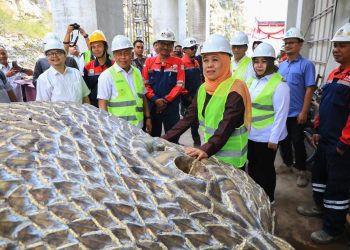 Gubernur Jatim Khofifah Indar Parawansa saat meninjau progres pembangunan museum dan monumen Peradaban Reog Ponorogo di Desa Sampung, Kecamatan Sampung, Ponorogo.
