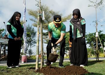 Penanaman pohon di Taman Suroboyo oleh peserta Munas APEKSI.