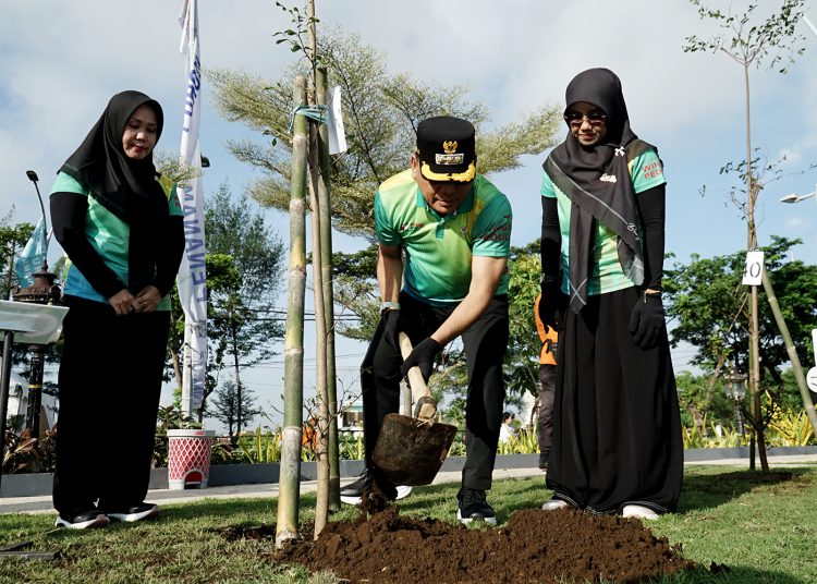 Penanaman pohon di Taman Suroboyo oleh peserta Munas APEKSI.