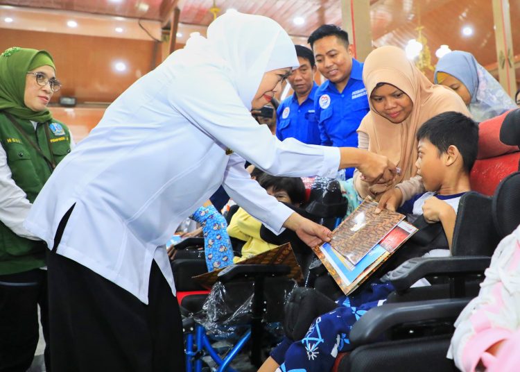 Gubernur Jatim Khofifah Indar Parawansa saat menyerahkan bantuan kepada asistensi sosial penyandang disabilitas di Pendopo Kabupaten Bangkalan.