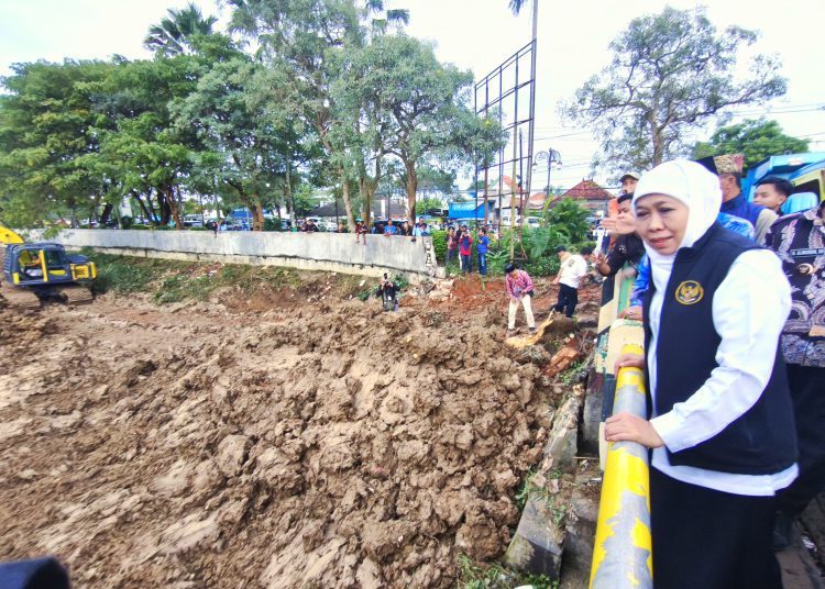 Gubernur Jawa Timur Khofifah Indar Parawansa saat meninjau normalisasi Sungai Jombang di Kabupaten Pamekasan.