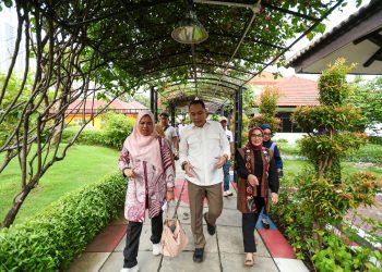 Wali Kota Surabaya Eri Cahyadi bersama Ketua TP PKK Surabaya Rini Indriyani dan Ketua KPAI, Ai Maryati Solihah mengunjungi Rumah Ilmu Arek Suroboyo.