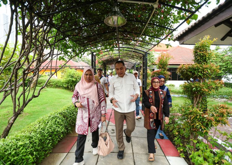 Wali Kota Surabaya Eri Cahyadi bersama Ketua TP PKK Surabaya Rini Indriyani dan Ketua KPAI, Ai Maryati Solihah mengunjungi Rumah Ilmu Arek Suroboyo.