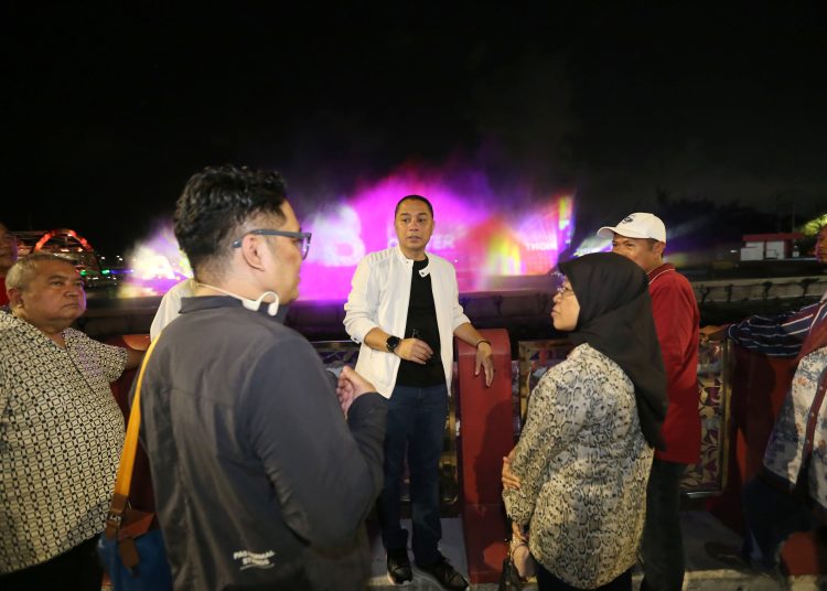 Wali Kota Surabaya Eri Cahyadi mengecek Pesona Laser Air Mancur jelang Munas APEKSI VII di Surabaya.