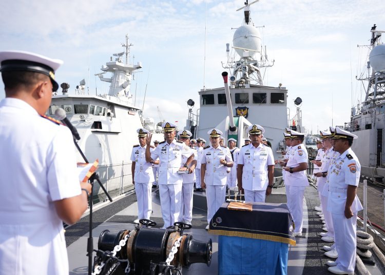 Upacara serah terima jabatan komandan KRI Singa-651 dan KRI Golok-688 di geladak haluan KRI Singa-651, Dermaga J Barat Koarmada II Ujung, Surabaya.