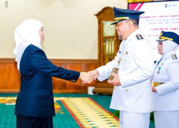 Gubernur Jawa Timur Khofifah Indar Parawansa memberikan ucapan selamat atas pelantikan anik Endang Rusminiarti dan Suyatni Priasmoro sebagai bupati dan wakil bupati Magetan hasil pilkada serentak tahun 2024 masa jabatan tahun 2025-2030.