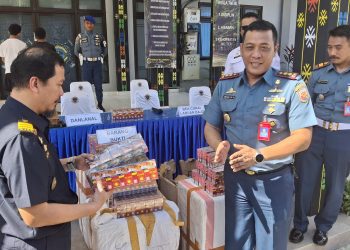 Konferensi pers tentang penggagalan upaya penyelundupan rokok ilegal yang diduga menggunakan pita cukai palsu serta 14 unit sepeda motor tanpa dokumen lengkap di Pelabuhan Multipurpose Pelindo Wae Kelambu, Kecamatan Komodo, Manggarai Barat, Nusa Tenggara Timur.