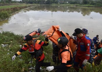 Evakuasi korban balita yang dilaporkan hilang akibat terseret arus karena banjir di Batu Ampar, Balikpapan.