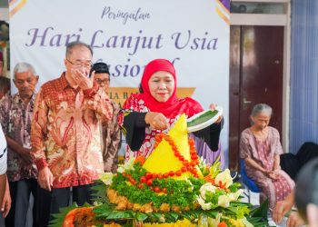 Gubernur Jatim Khofifah Indar Parawansa memotong tumpeng dalam peringatan Hari Lanjut Usia Nasional di di Panti Werda Usia Anugerah Surabaya.