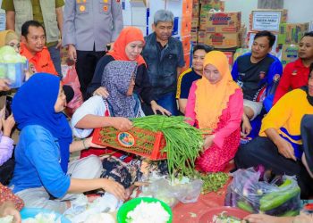 Gubernur Jawa Timur Khofifah Indar Parawansa mendatangi dapur umum di Desa Depok, Kecamatan Bendungan, Trenggalek.