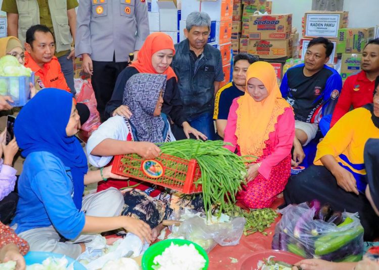 Gubernur Jawa Timur Khofifah Indar Parawansa mendatangi dapur umum di Desa Depok, Kecamatan Bendungan, Trenggalek.