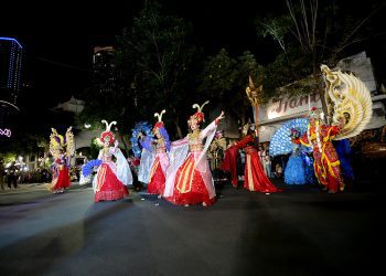 Salah satu penampilan peserta Karnaval Budaya yang bertema ‘Light Culture Parade’.
